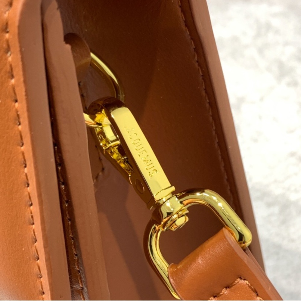 Jacquemus Tan Leather Shoulder Bag with Gold Logo - Picture 7 of 9